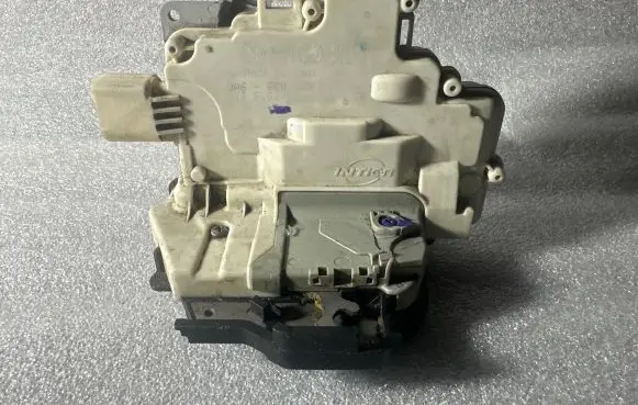 Audi A4 S4 B7 8E 8H Rear door lock 8E0839015AA