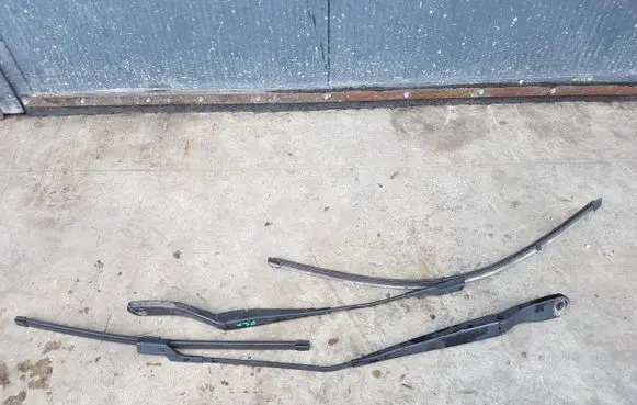 Volvo C30 Front wiper blade arm