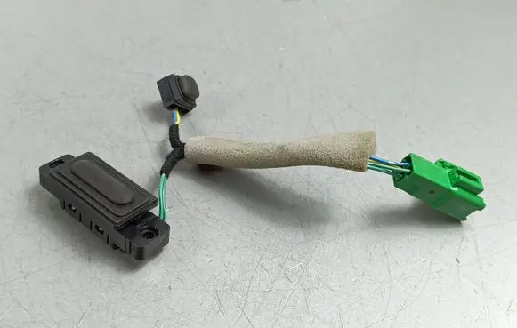 Suzuki SX4 S-Cross Tailgate opening switch 