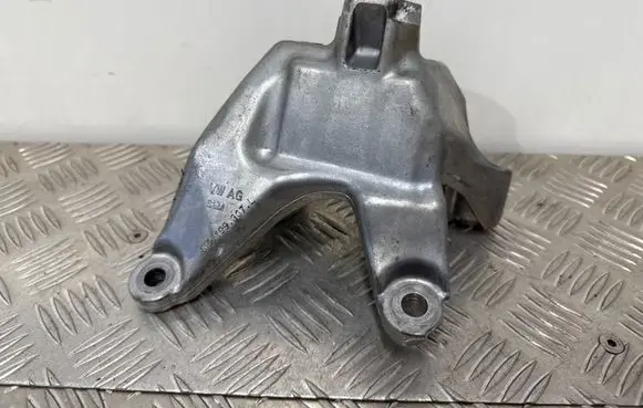 Engine mounting bracket