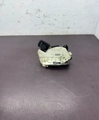 Volkswagen Golf VII Front door lock 5K1837016E