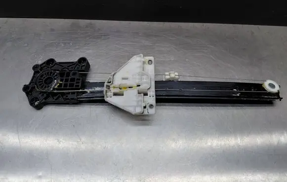 Rear window lifting mechanism without motor