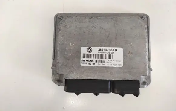 Volkswagen PASSAT B5 Engine control unit/module 3B0907557D0