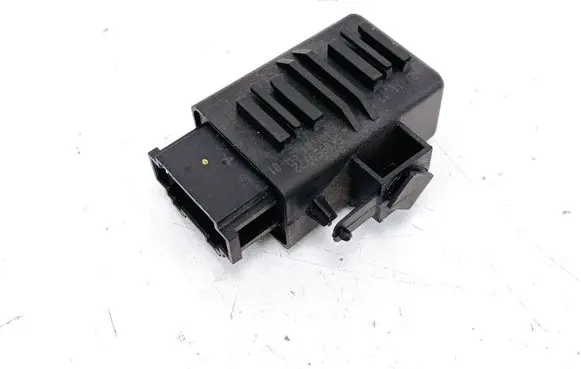 Volkswagen Jetta VI Seat heating relay 5K0959772