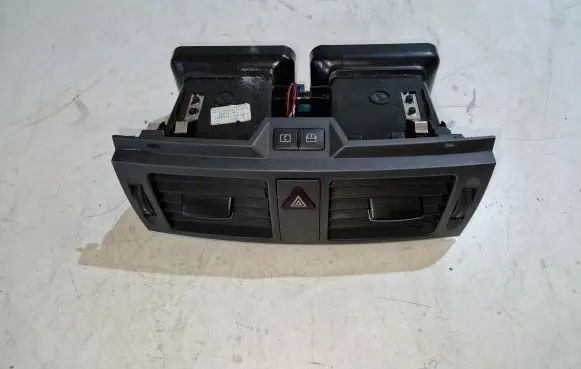 Mercedes-Benz C W204 Dash center air vent grill A2048307454