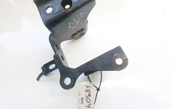Engine mounting bracket