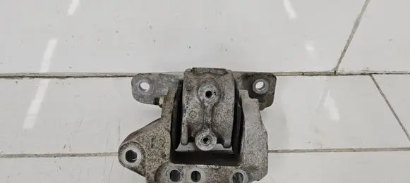 Toyota RAV 4 (XA50) Engine mount bracket