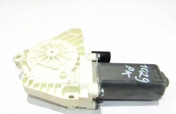 Mercedes-Benz A W169 Front door window regulator motor A1698204142