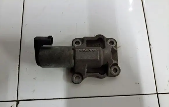 Volvo XC70 Camshaft vanos timing valve 8670422