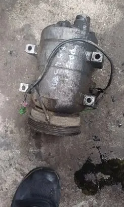 Volkswagen PASSAT B5.5 Air conditioning (A/C) compressor (pump) 8d0260805d