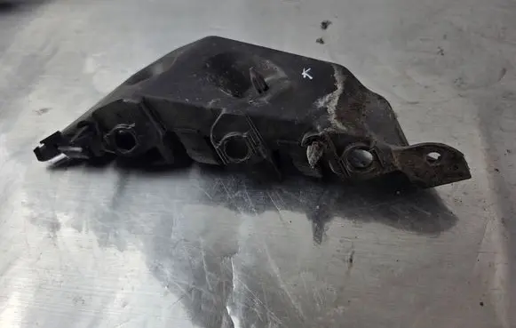Front bumper mounting bracket