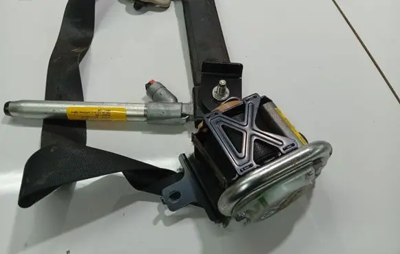 Nissan Note (E11) Front seatbelt