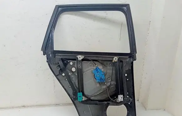 Volkswagen Touareg I Rear door window/glass frame 7L0839354