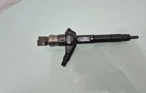 Nissan X-Trail T30 Fuel injector 166008H800