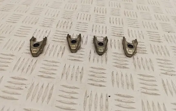 Renault Koleos I Fuel Injector clamp holder 
