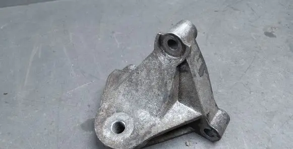 Peugeot 207 CC Engine mounting bracket 8200072747 8200072747C