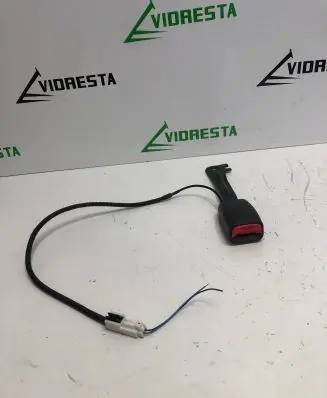 Front seatbelt buckle