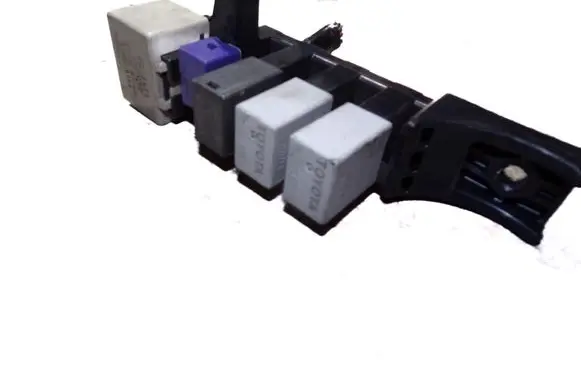 Toyota Avensis T250 Fuse module 9008087013