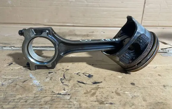 Ford Fiesta Piston with connecting rod 8A6G-AA2