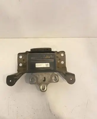 Volkswagen PASSAT B8 Engine mount bracket 5Q0199555BJ