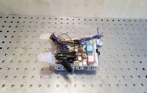 Toyota Auris 150 Fuse box set 8273002120A