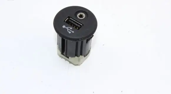 Nissan Juke I F15 USB socket connector 
