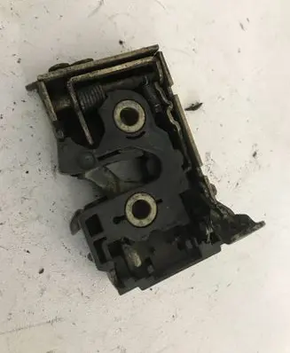 Volkswagen PASSAT B5 Rear door lock 666552