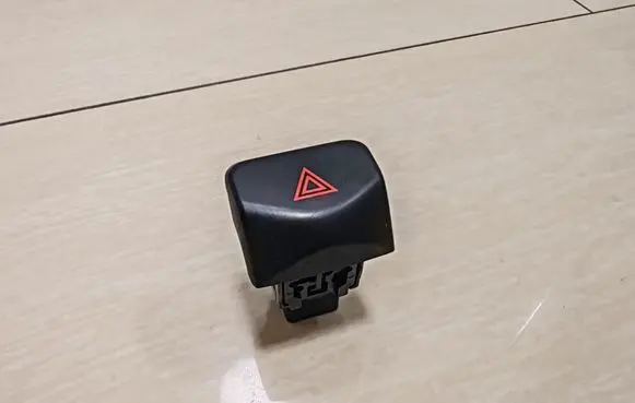 Nissan Note (E11) Hazard light switch 06019