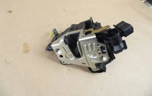 Mercedes-Benz C W202 Front door lock 