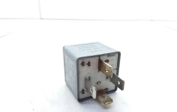 Volkswagen PASSAT B5 Hazard warning light relay 443951253K