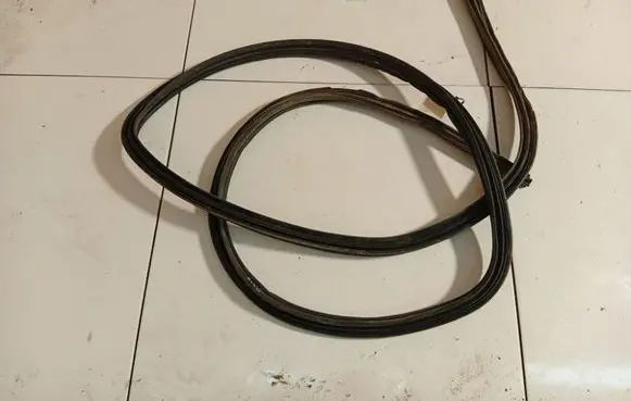 Trunk rubber seal (body)