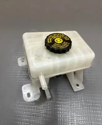 Brake fluid reservoir