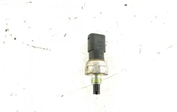 Mercedes-Benz E W211 Air conditioning (A/C) pressure sensor 2038300472 A2038300472
