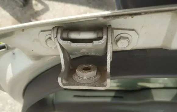 Alfa Romeo 147 Tailgate/trunk/boot hinge