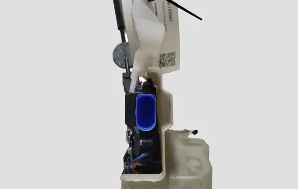 Volkswagen Touran I Front door lock