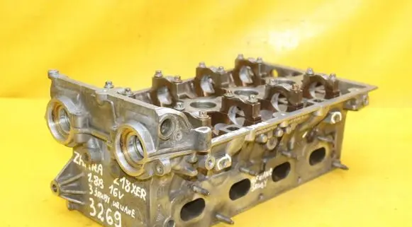 Opel Astra H Engine head 55560772