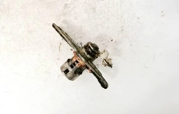 Chevrolet Captiva Front door lock (next to the handle) 