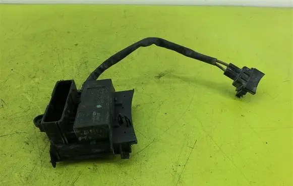 Opel Vectra C Coolant fan relay 1379151