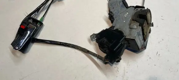Lexus IS 200-300 Front door lock