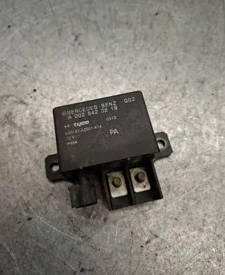 Mercedes-Benz E W211 Charging relay A0025423819 V23132A2001X14
