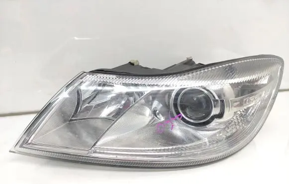 Skoda Octavia Mk2 (1Z) Headlight/headlamp 1Z1941017T 1ZL24705219 D1S