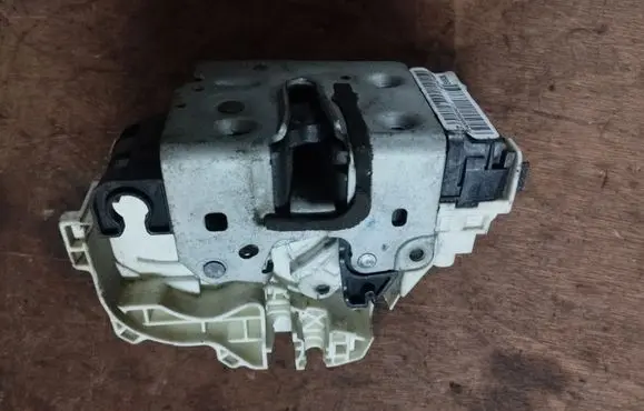 Chrysler Town & Country V Front door lock P04589693AB