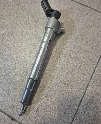 Hyundai Kona I Fuel injector 338002U000