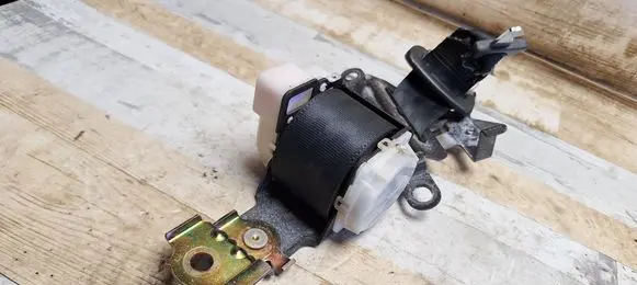 Toyota Corolla Verso AR10 Middle seatbelt (rear) H073811