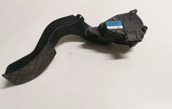Volkswagen PASSAT B5.5 Accelerator throttle pedal 8D1723523N