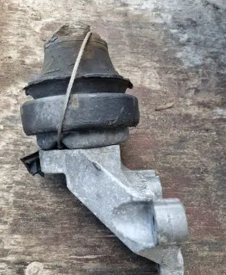 Volvo S60 Engine mount bracket 08649252