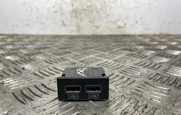 Jeep Grand Cherokee USB socket connector 68145567AA 61571C1783