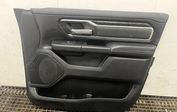 Dodge RAM 1500 DS Front door card panel trim 156183571