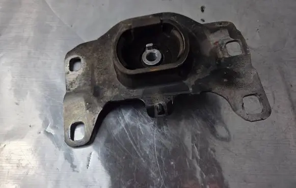 Engine mount bracket