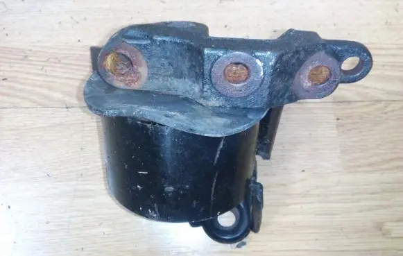 Nissan Primera Engine mount bracket